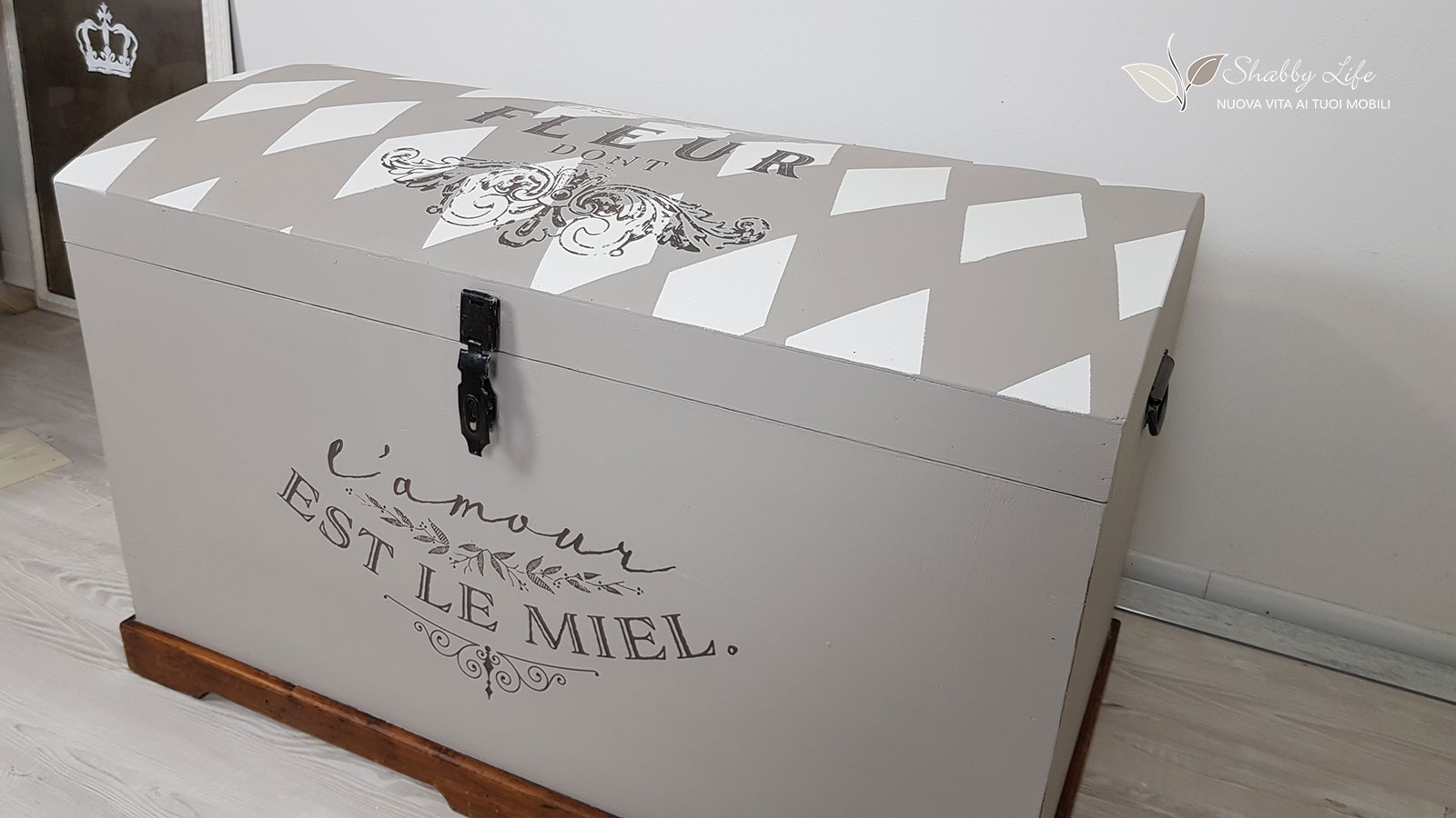 ricolorare un baule in stile shabby chic